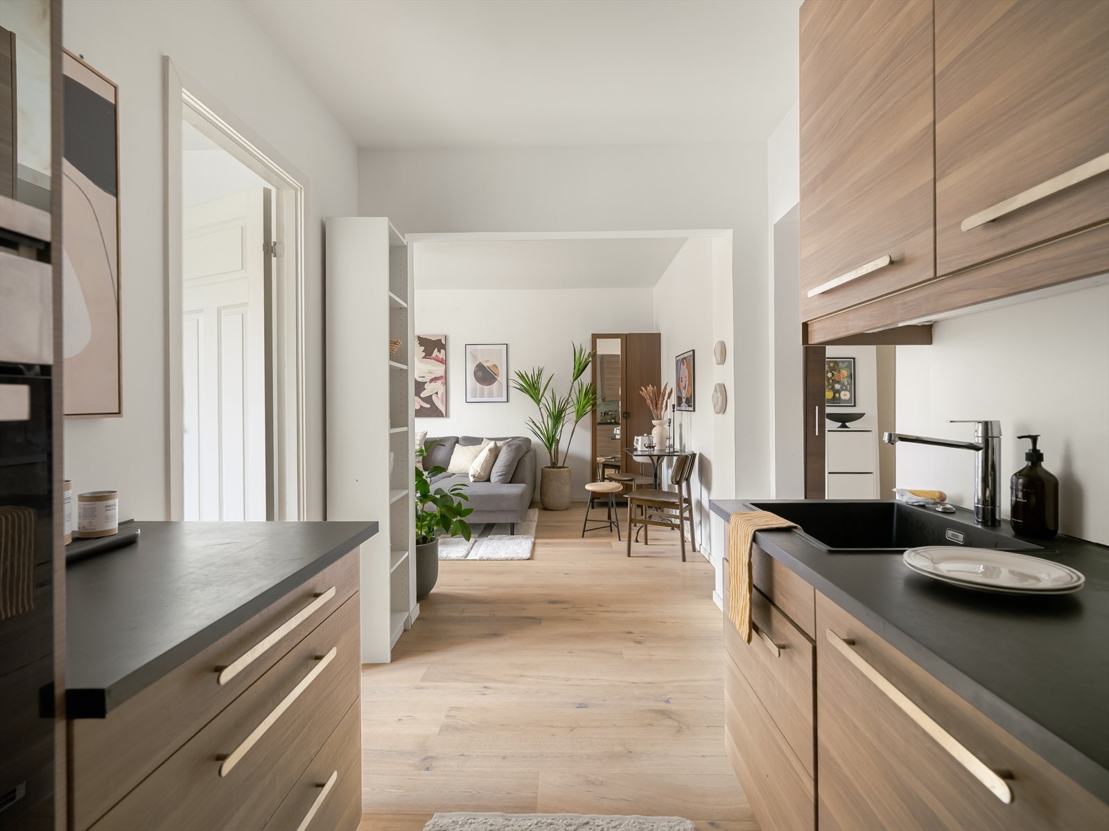 Kjøkkenet er adskilt fra stuen samtidig som den er en del av den. Galleribilde