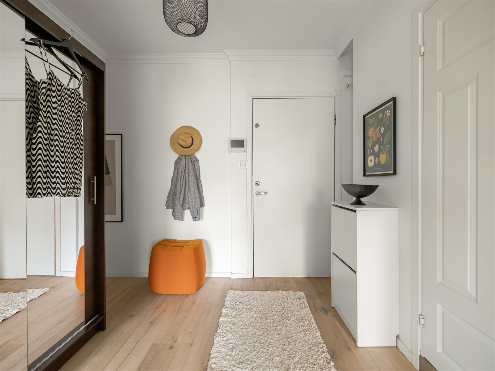 Romslig og praktisk entré. Her har man god plass til å henge fra seg yttertøy og til å sette fra seg sko. Galleribilde