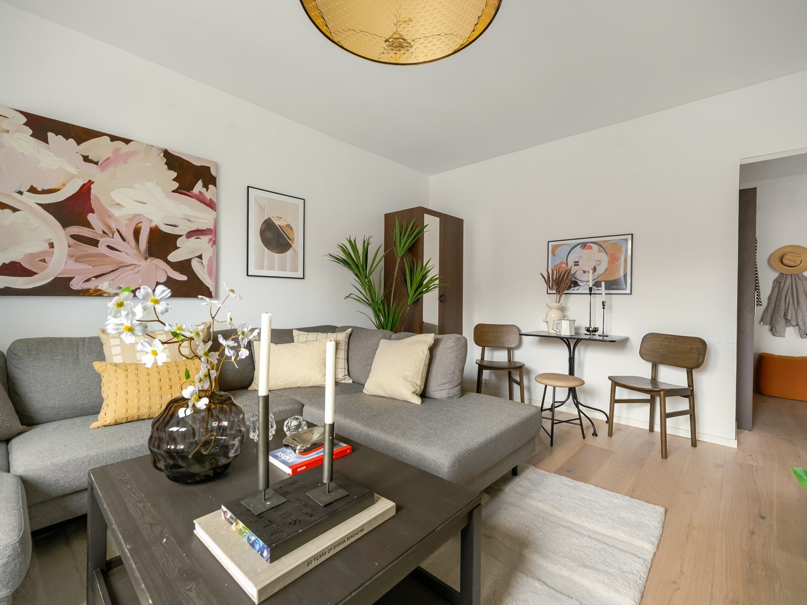 Hele leiligheten ble totaloppusset høsten 2021 med pene og tidsriktige farge- og materialvalg. Galleribilde