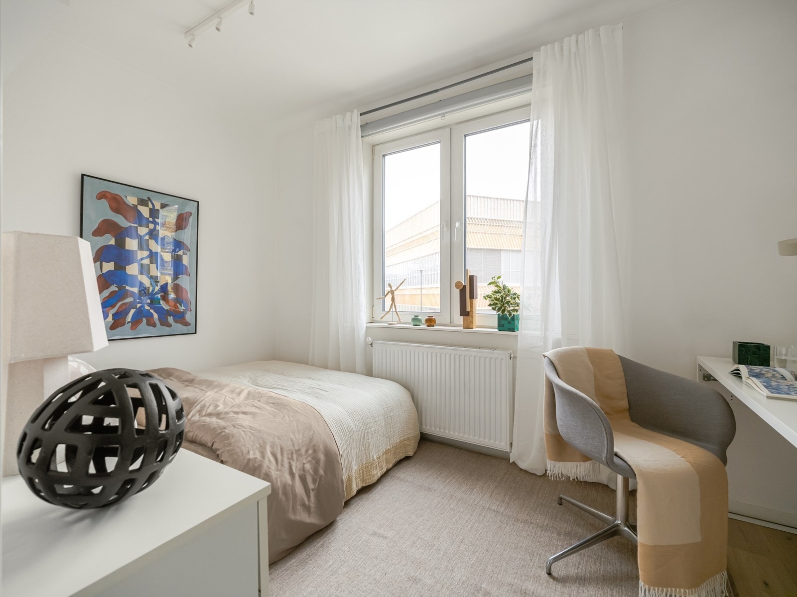 Rommet er vendt ut mot rolige omgivelser og uten innsyn fra forbigående. Galleribilde