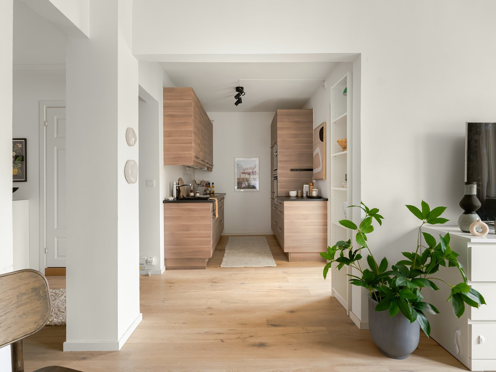 Leiligheten har en god flyt i planløsningen, hvor stuen og spisestuen ligger i delvis åpen løsning mot kjøkkenet. Galleribilde