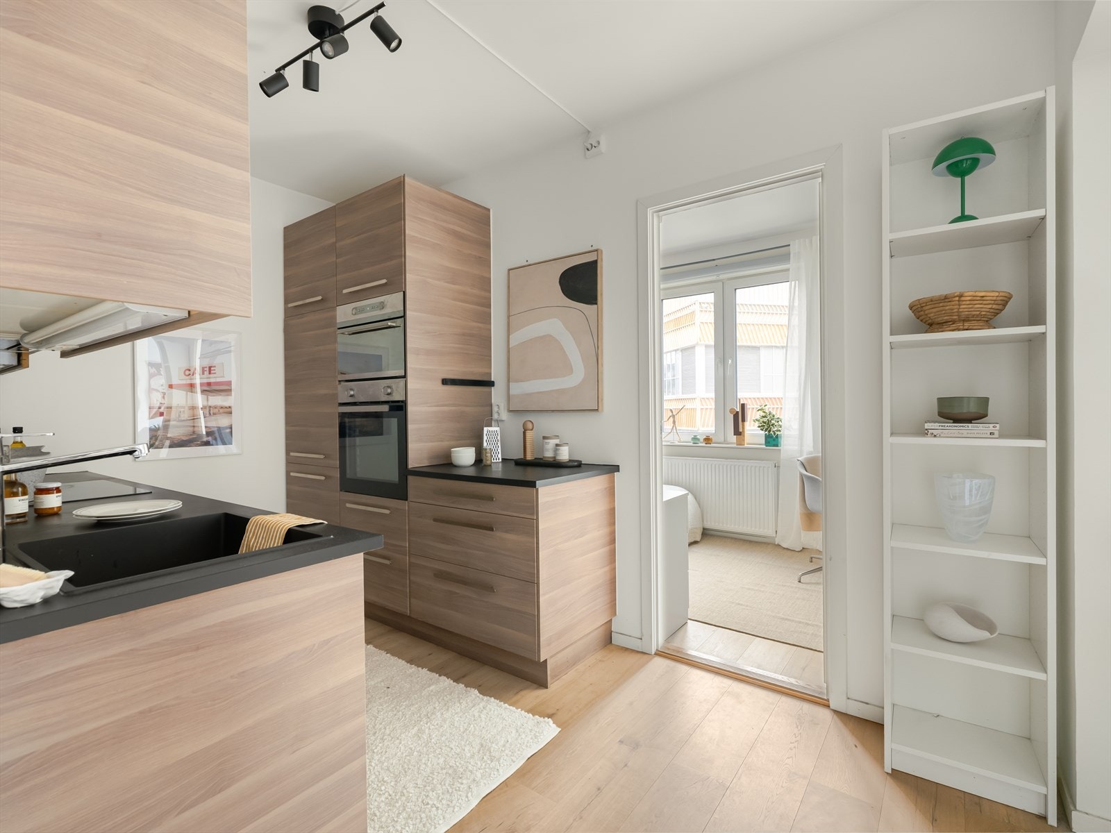 Kjøkken fra IKEA med garanti fra 2012 som er påkostet i 2021 med ny vask, blandebatteri og benkeplater. Galleribilde