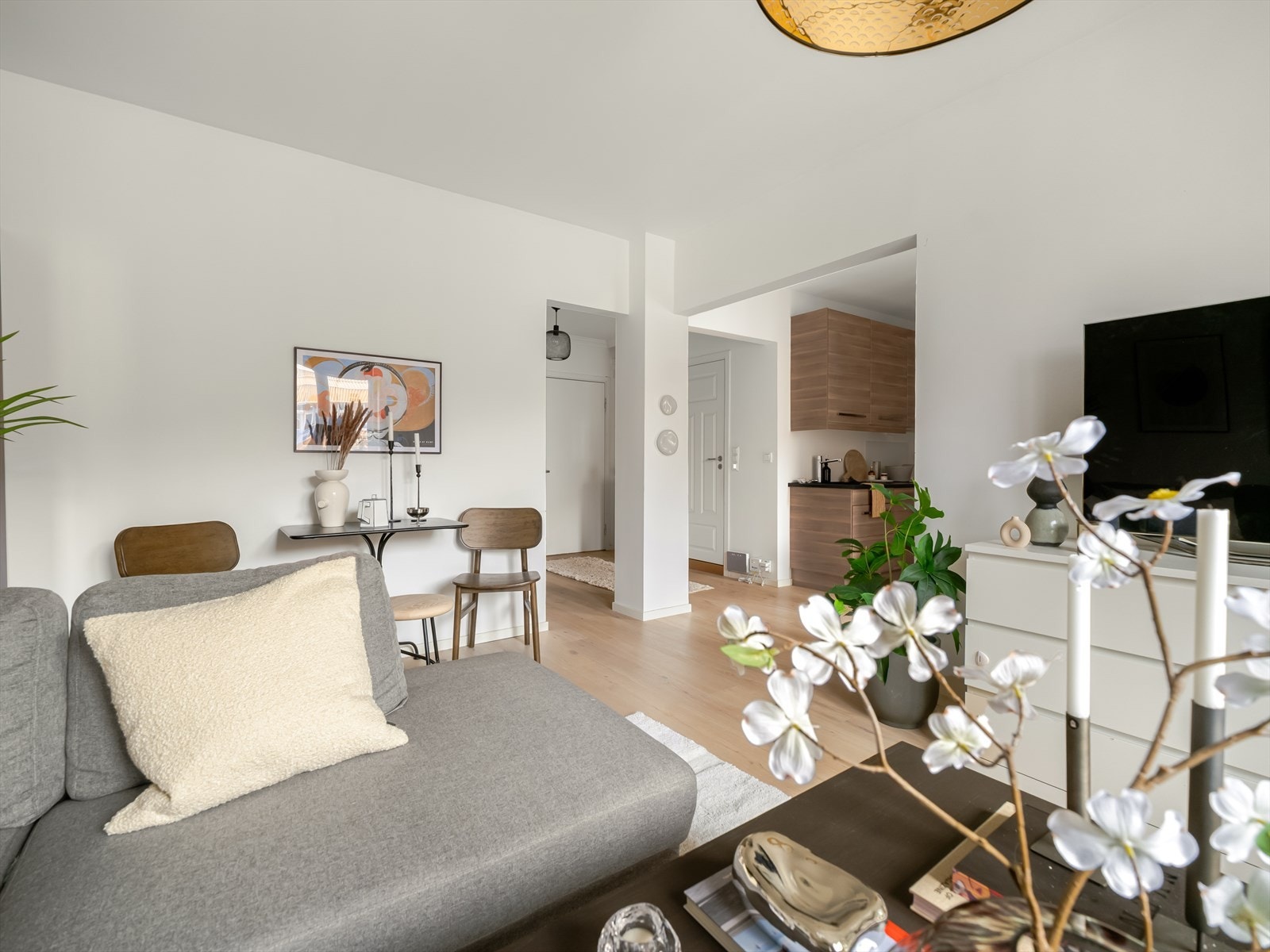 Det er god plass til å innrede stuen med en koselig sofakrok og tilhørende TV-møblement. Galleribilde