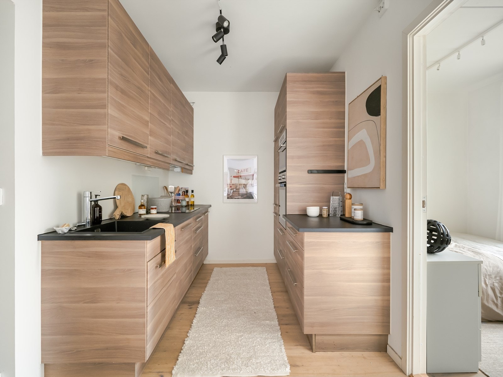 Praktisk og smart kjøkken utformet for maksimal plassutnyttelse. Galleribilde