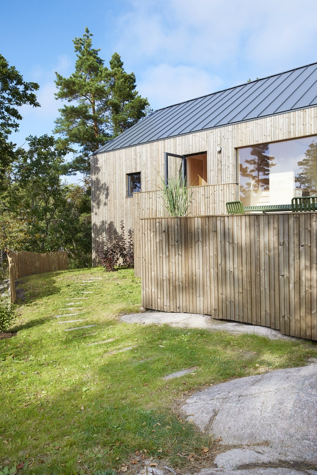 Fritidsboligen ble opprinnelig tegnet og utformet til arkitektens familie, men skal nå selges til noen heldige nye eiere! Galleribilde