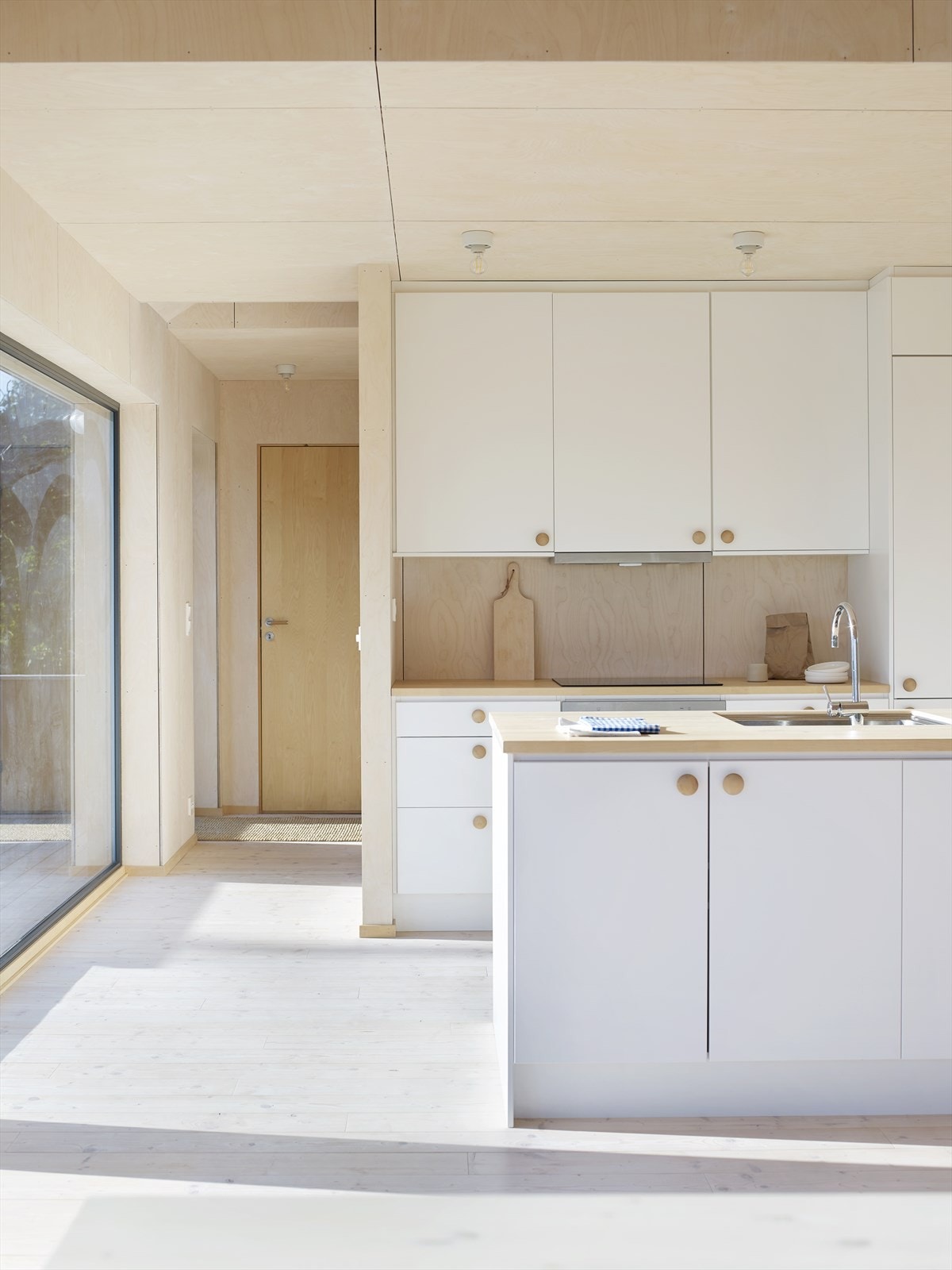 Nøytrale og gjennomtenkte fargevalg som gir et naturlig særpreg på fritidsboligen Galleribilde