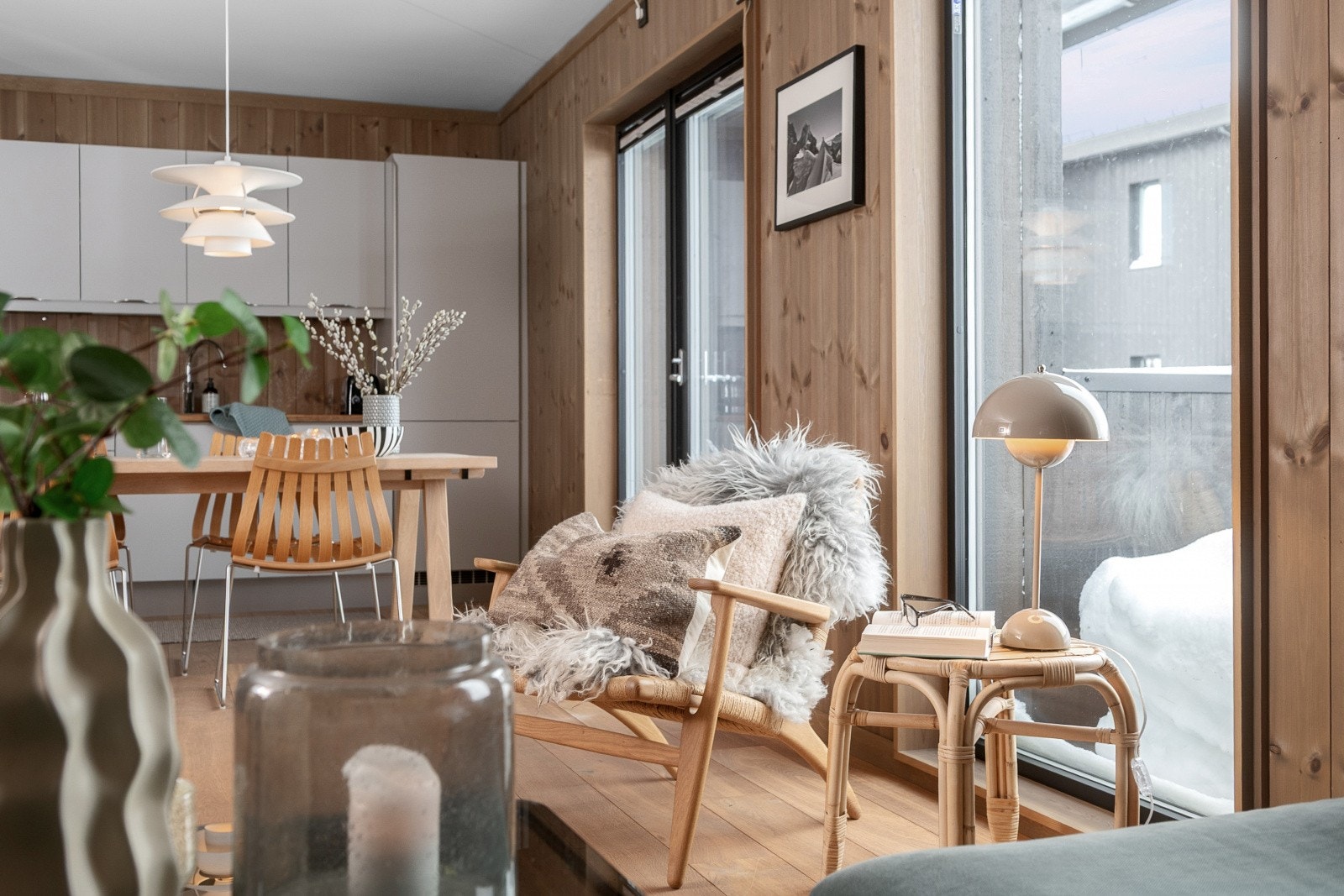 Like ved kjøkkenet er det god plass til spisebordet, der du kan samle familien rundt en hyggelig middag. Galleribilde