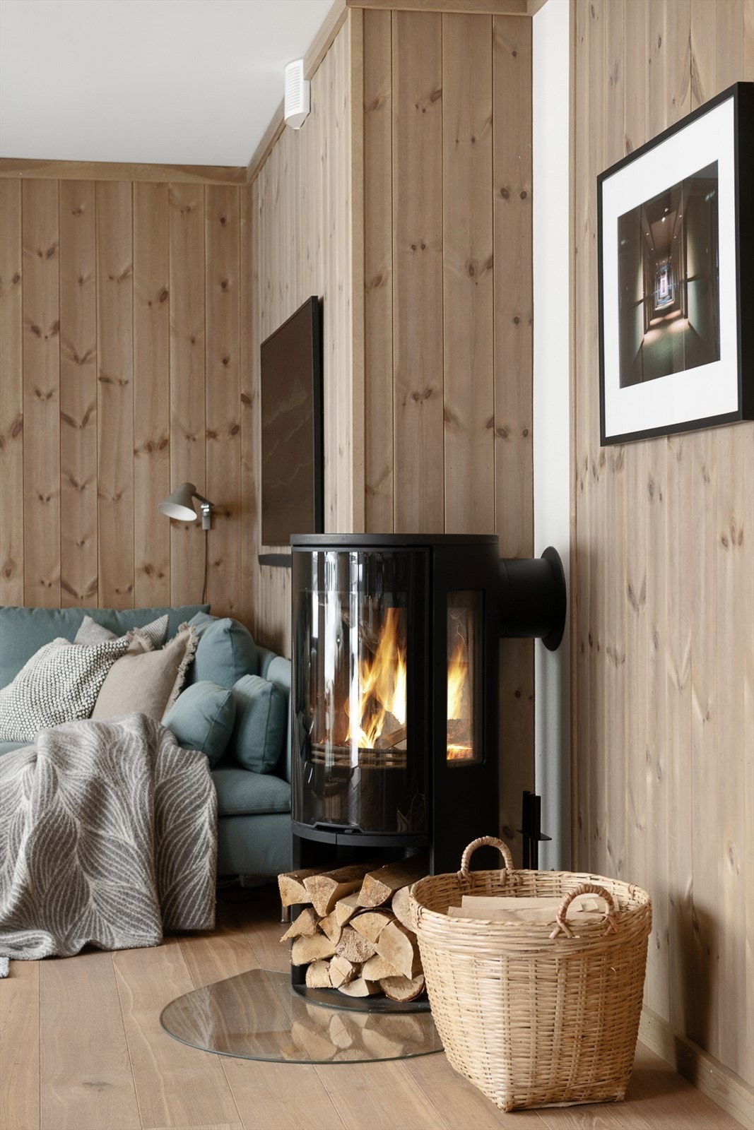 I stuen er det en pen vedovn som bidrar med varme og hygge gjennom vinteren - perfekt etter en lang dag i skiløypa. Galleribilde