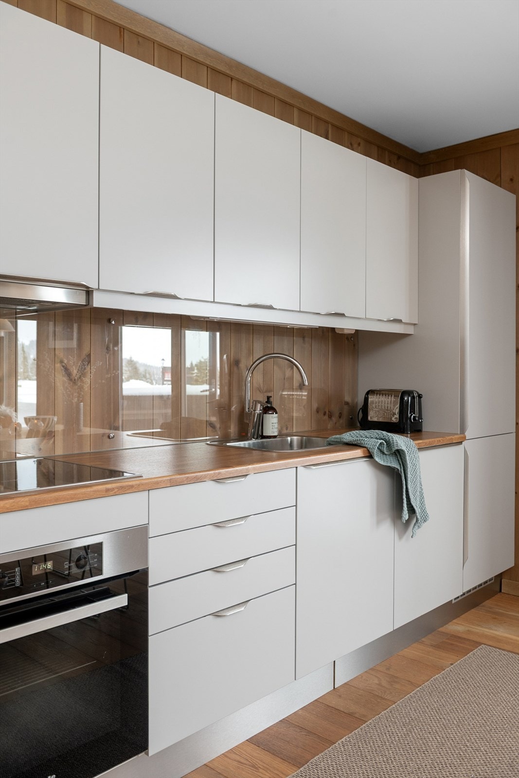 Et moderne og meget pent kjøkken som står klart for nye matopplevelser! Galleribilde