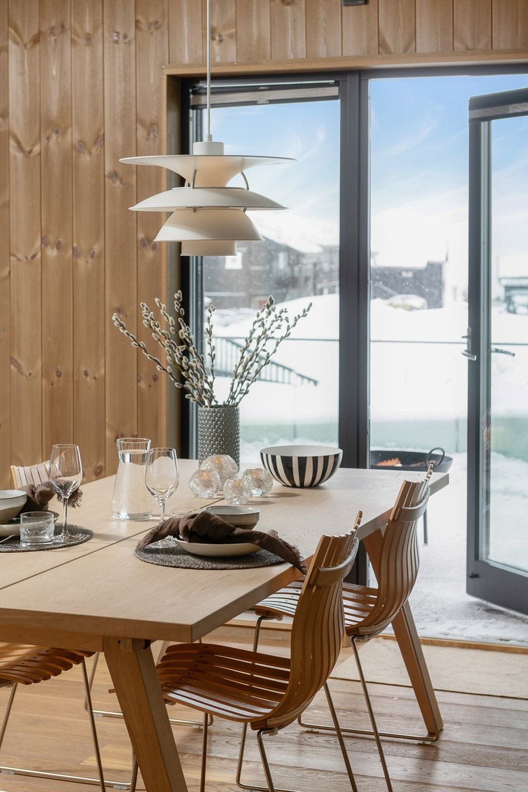 Fra spisestuen har du utgang til leilighetens solrike terrasse - her kan man nyte late dager i solen. Galleribilde