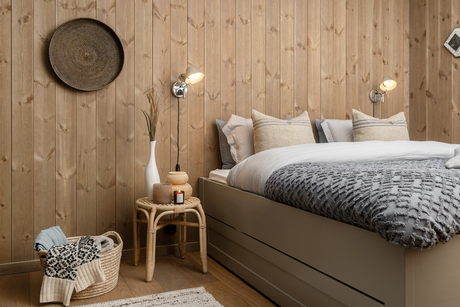 Sengen er bygget med uttrekksseng og gir deg muligheten til å sove tre stk. på hovedsoverommet. Galleribilde