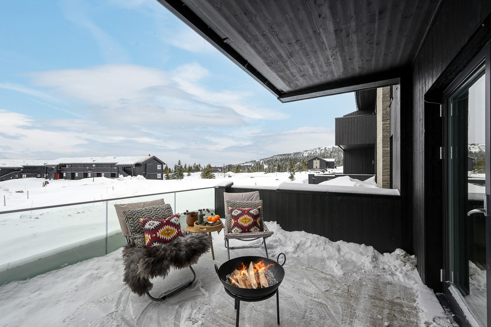 Det er gode møbleringsmuligheter slik at du kan nyte soldagene både om sommeren og om vinteren. Galleribilde