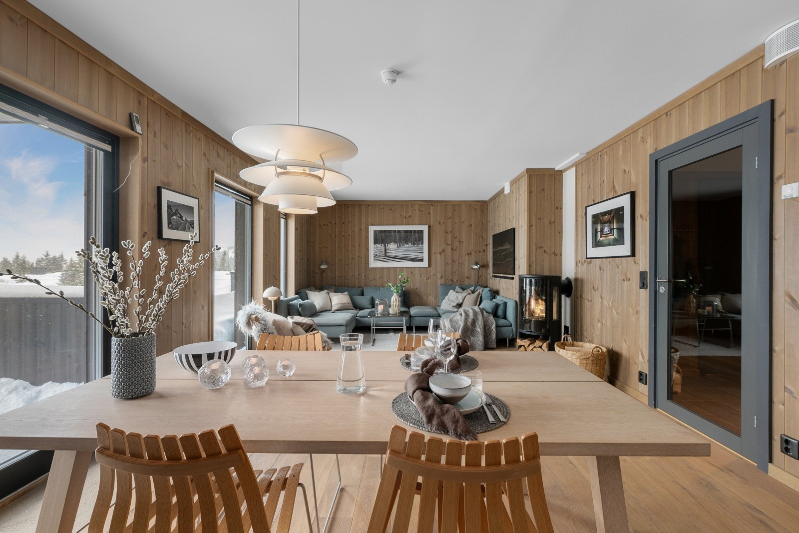 Stuen og kjøkkenet er i en åpen løsning som gjør det enkelt å være sosial på tvers av sonene. Galleribilde