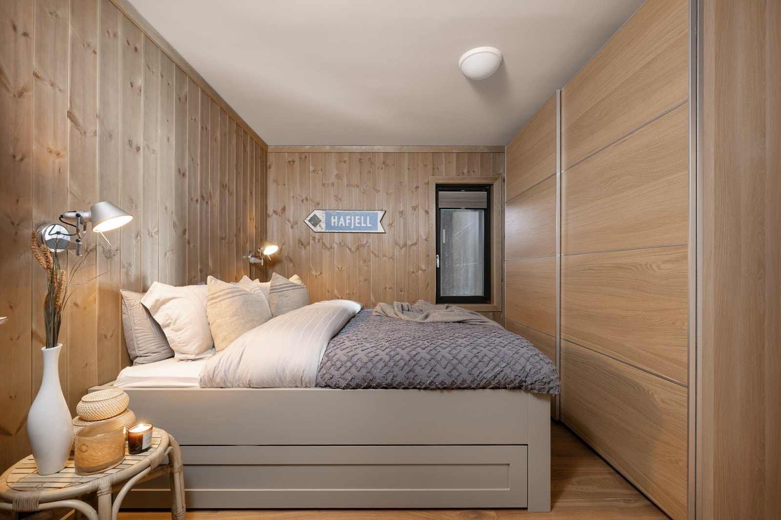 Hovedsoverommet har plassbygd seng av annerkjent lokalt snekkerfirma. I tillegg til at det er etablert en romslig skyvedørsgarderobe. Galleribilde