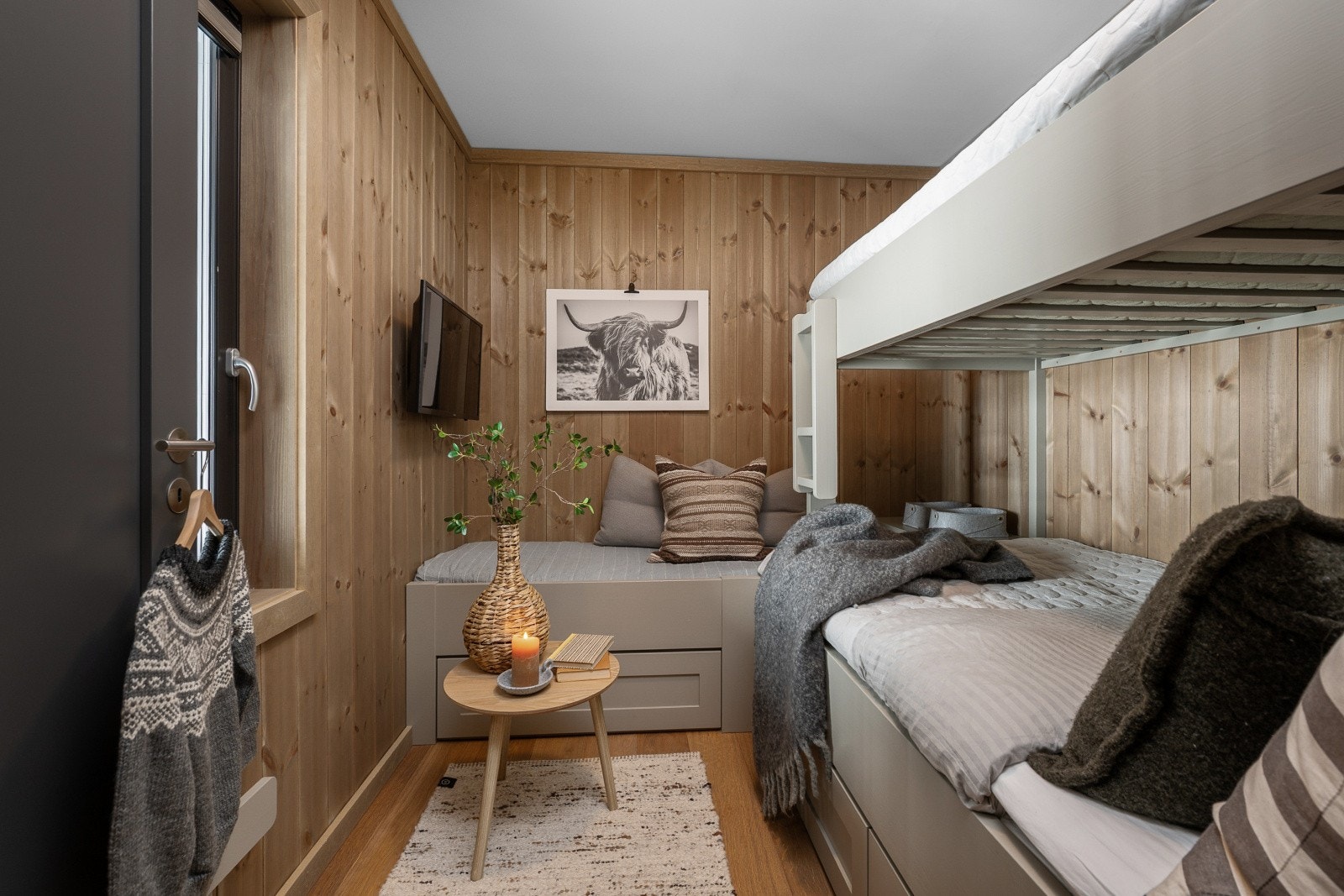 Det andre soverommet er noe mindre, men har likevel optimalisert rommet med plassbygde køyesenger og oppbevaringsmøbel fra den samme møbelsnekkeren. Galleribilde