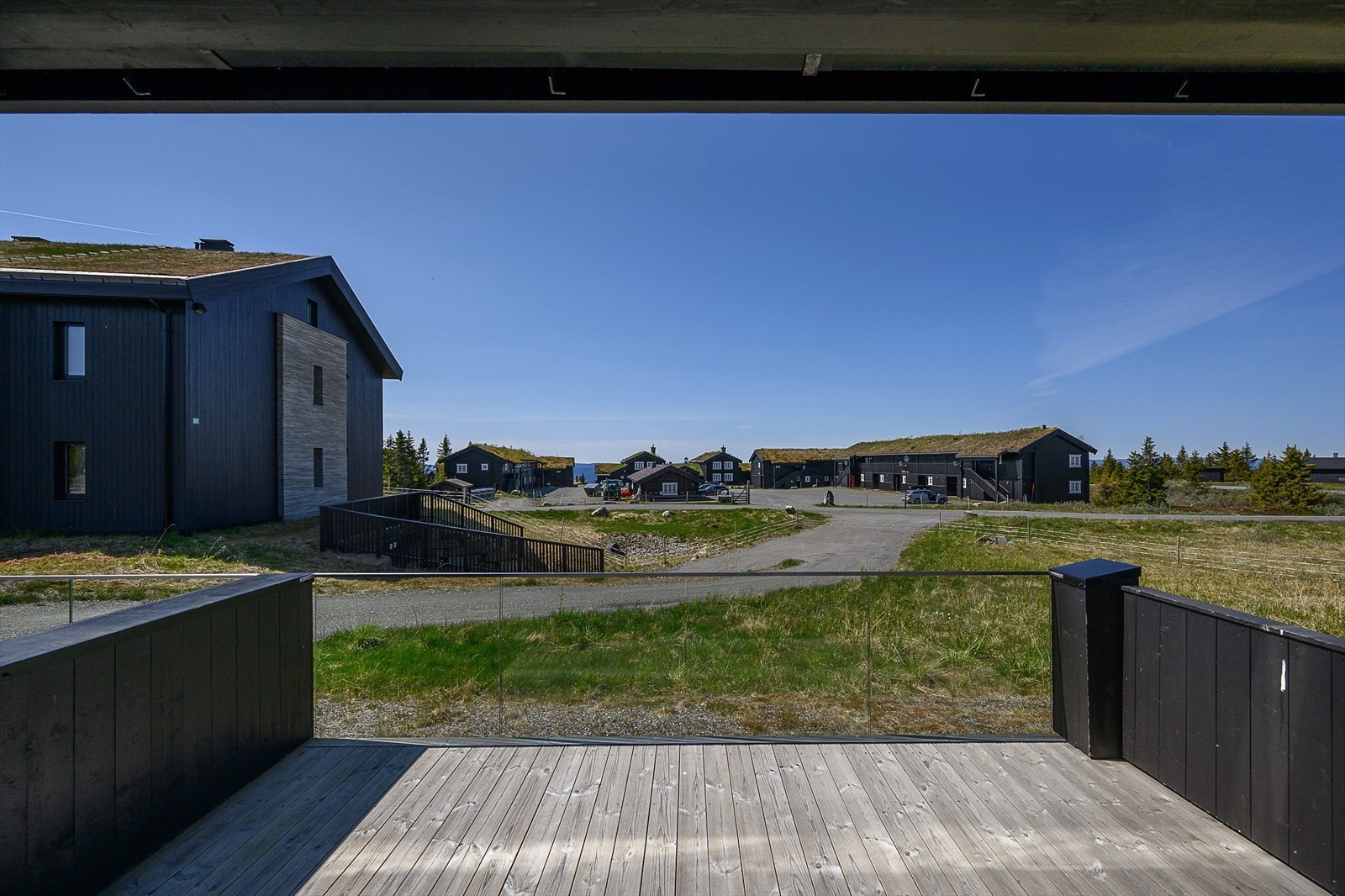 Overbygget vestvendt terrasse med fin utsikt mot bl.a. Hafjelltoppen. Galleribilde