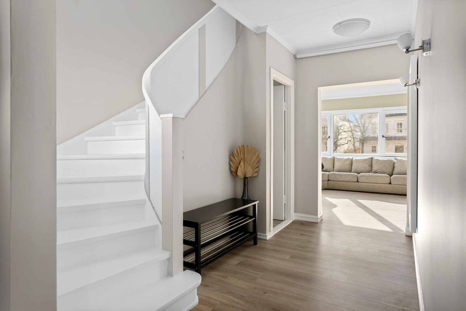 Inngangspartiet er lyst, åpent og innbydende. Galleribilde