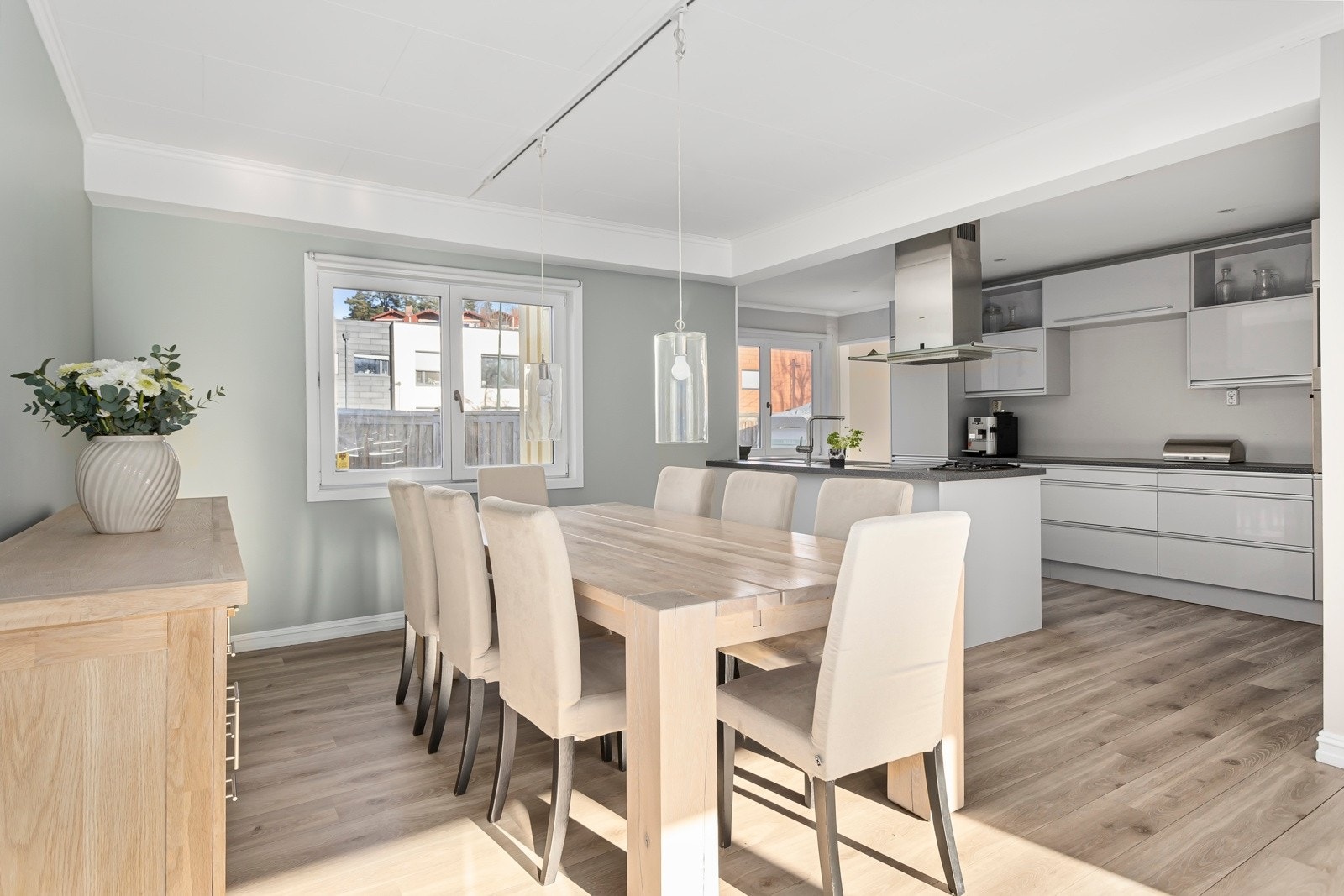 Stuen har god plass til både sittegruppe og spisebord. Galleribilde