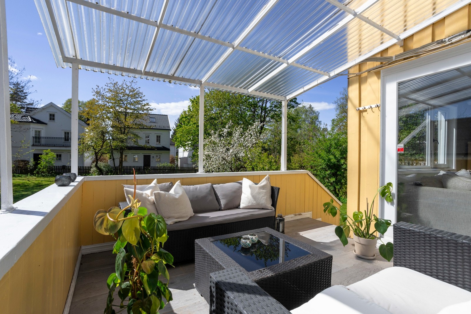 Det er adkomst fra terrassen til privat hage. Galleribilde