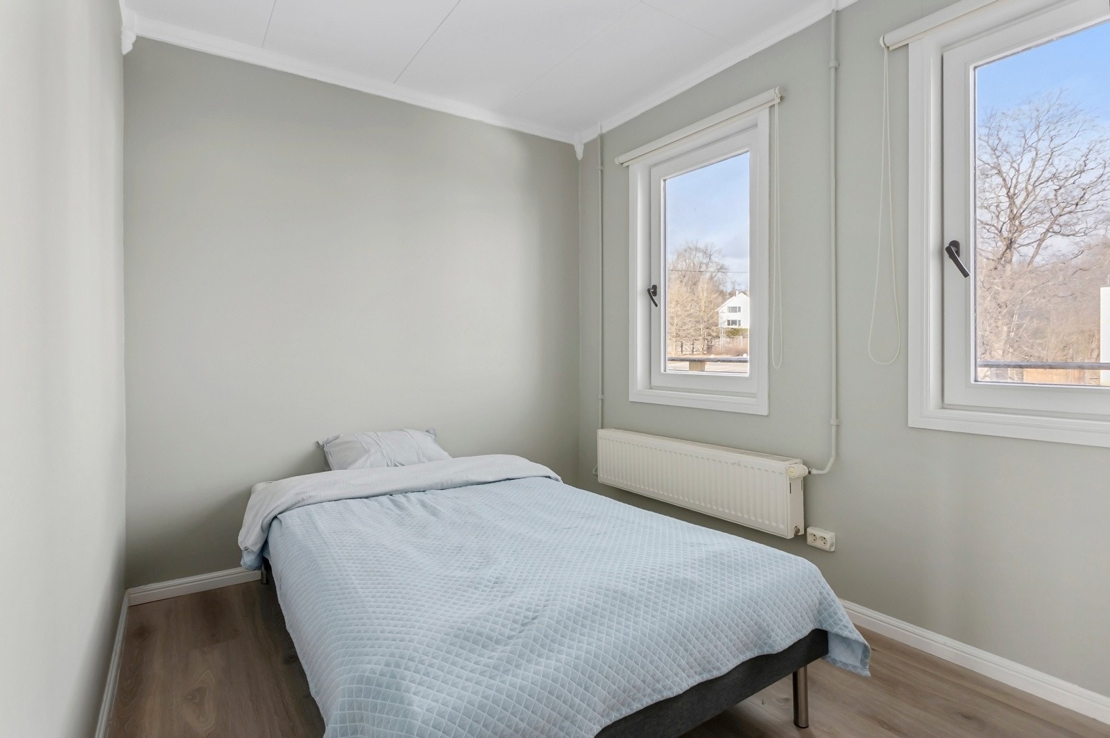 Soverommene har gode vindusflater og minimalt med innsyn. Galleribilde