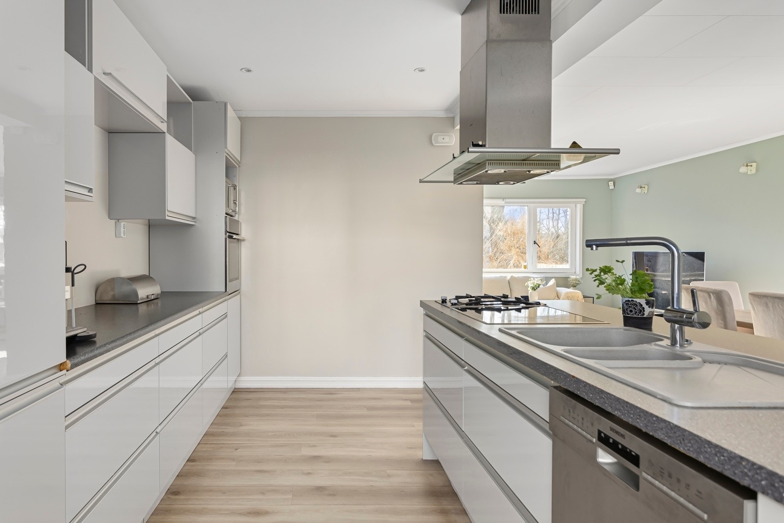 Kjøkkenet har rikelig med benkeplass. Galleribilde