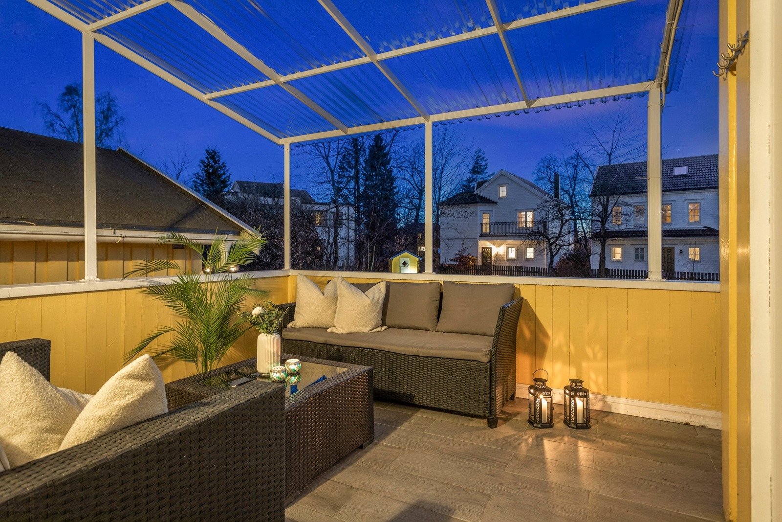 Terrassen utenfor stuen legger til rette for et godt "uteliv" i den varme årstiden. Galleribilde