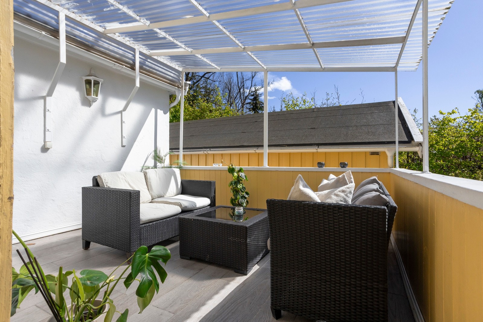 Terrassen har god plass til utemøbler, grill mm. Galleribilde