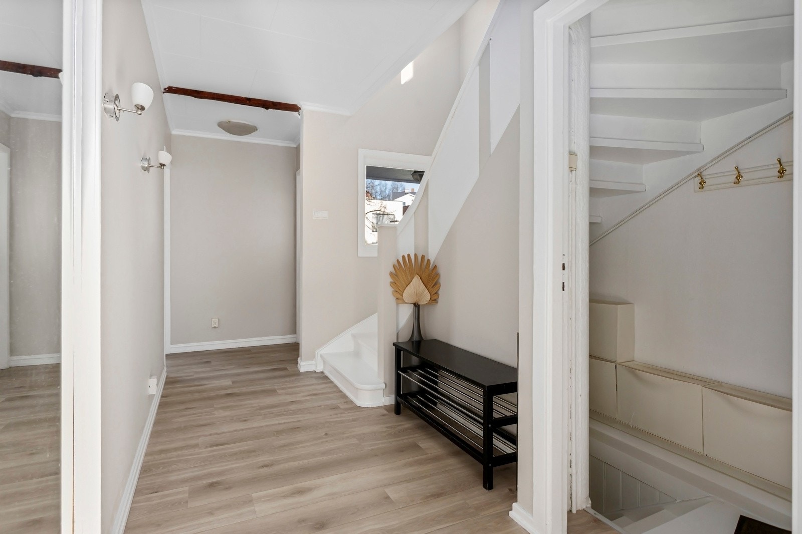 Fra entréen er det adkomst til stuen, og videre via trapp til annen etasje og til kjeller. Galleribilde