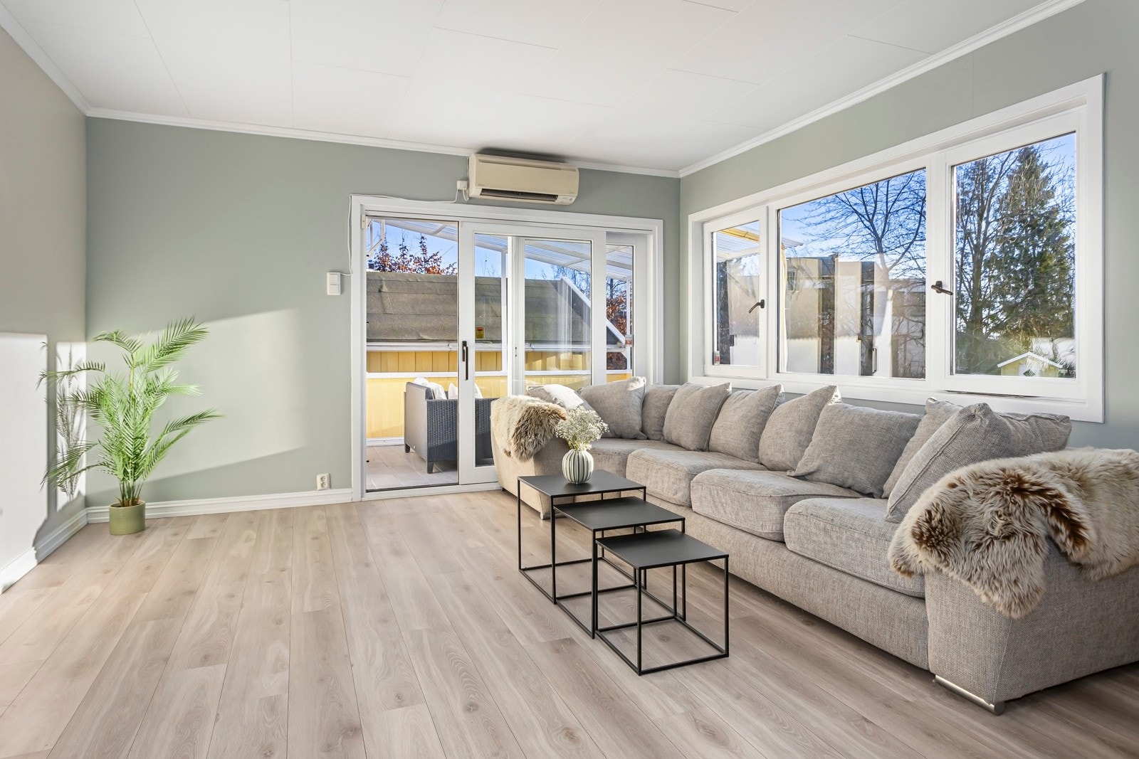 Store vindusflater gir rikelig med naturlig dagslys i stuen. Galleribilde