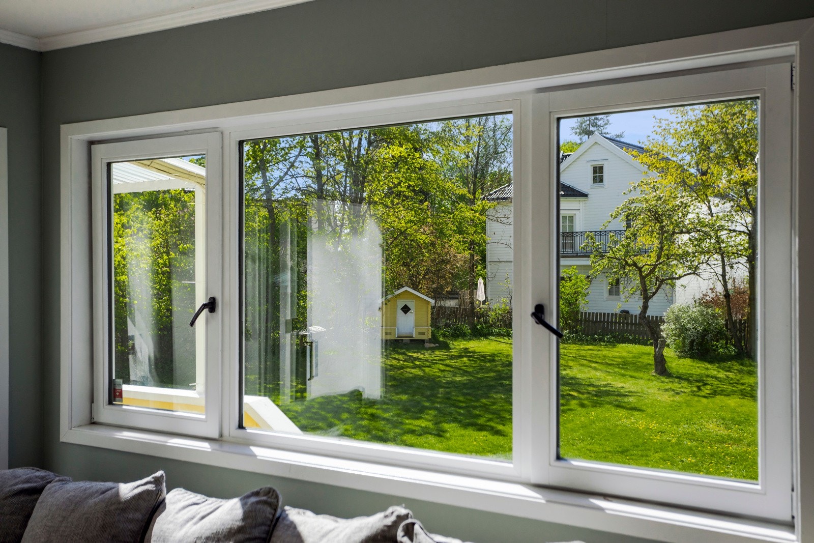 Stuen har fint utsyn mot herlige grøntområder i egen hage. Galleribilde