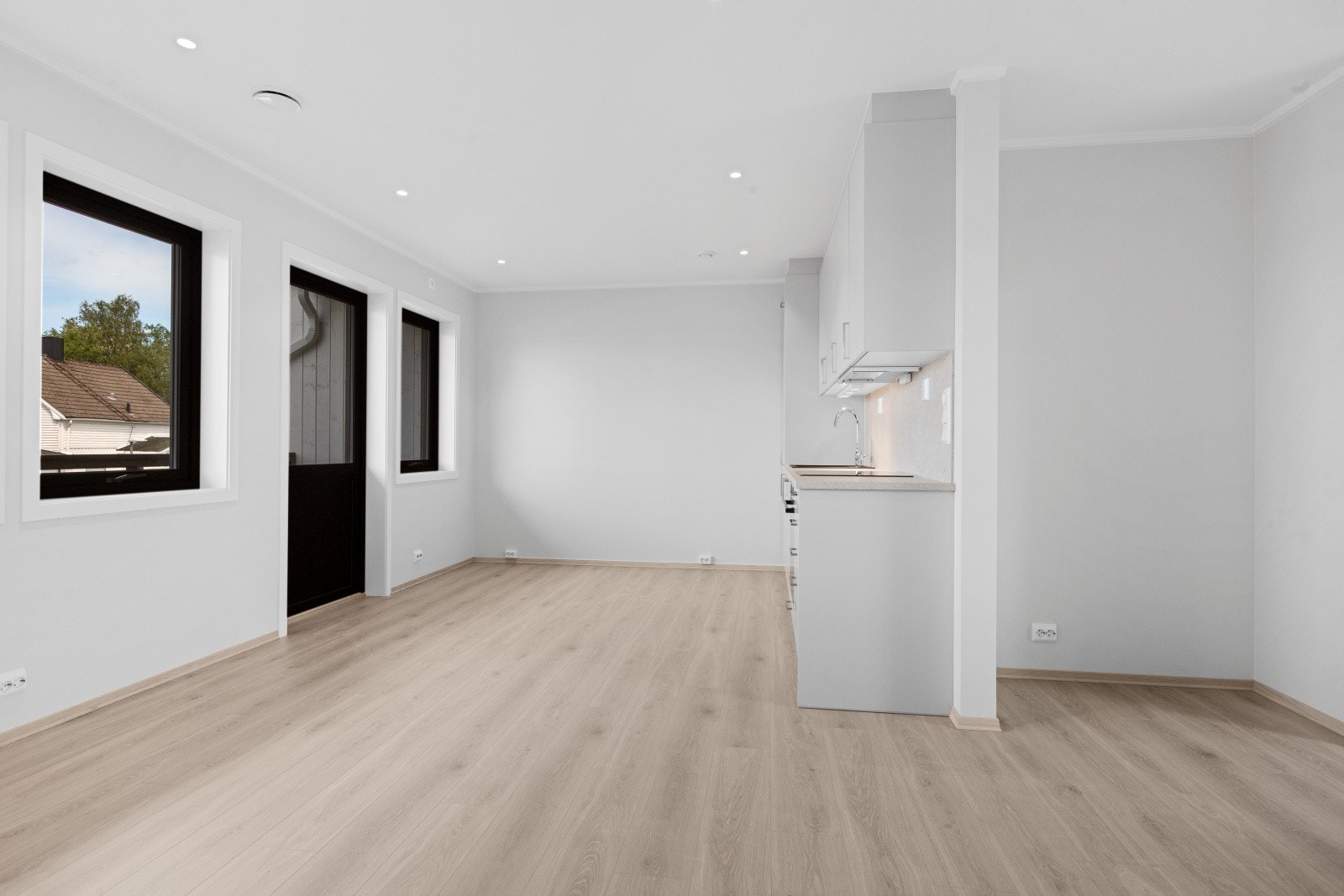 Romslig stue med åpen løsning til kjøkken. LED downlights i tak. Utgang til balkong på 10,8 kvm. Galleribilde