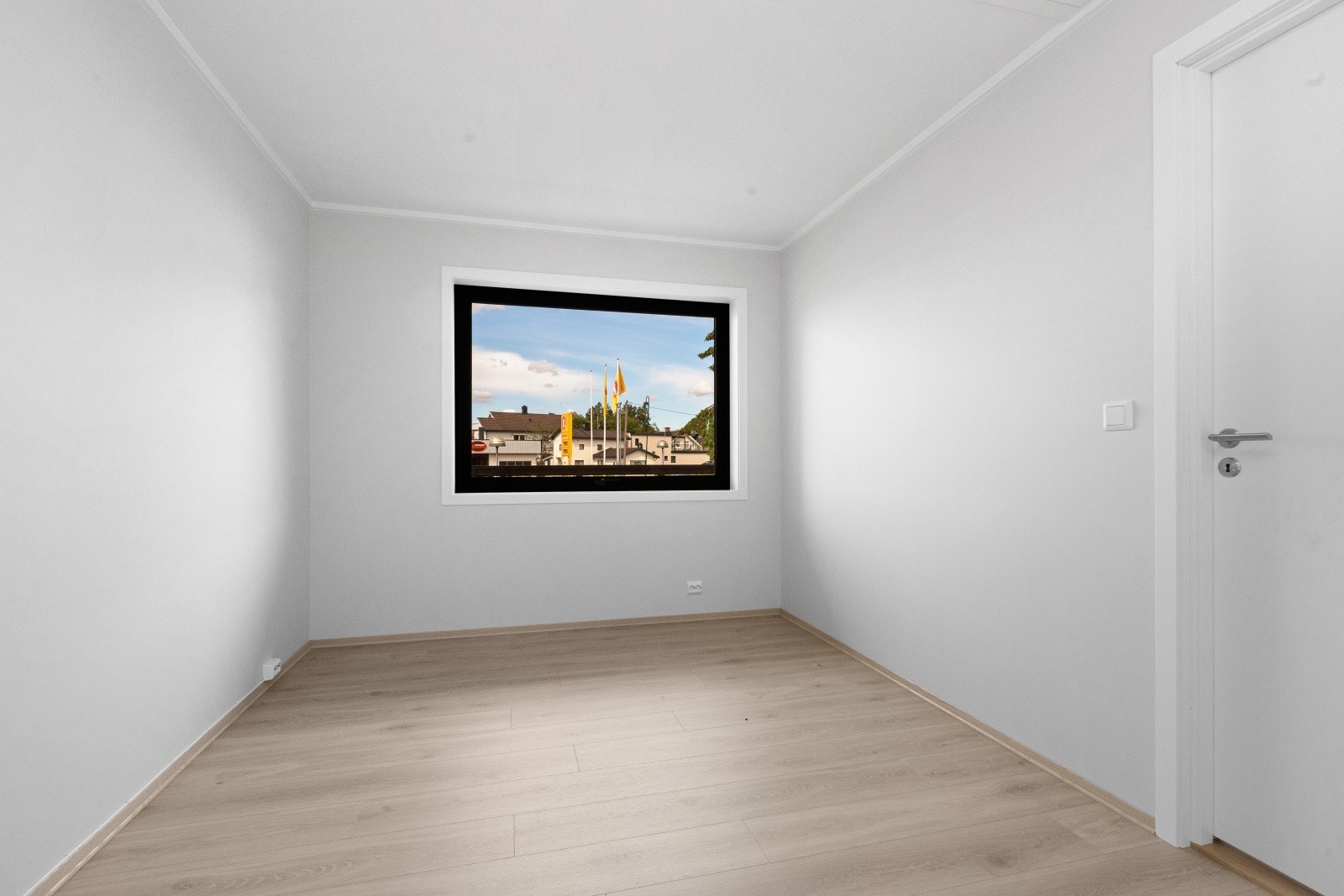 Romslig soverom med god plass til stor garderobe Galleribilde