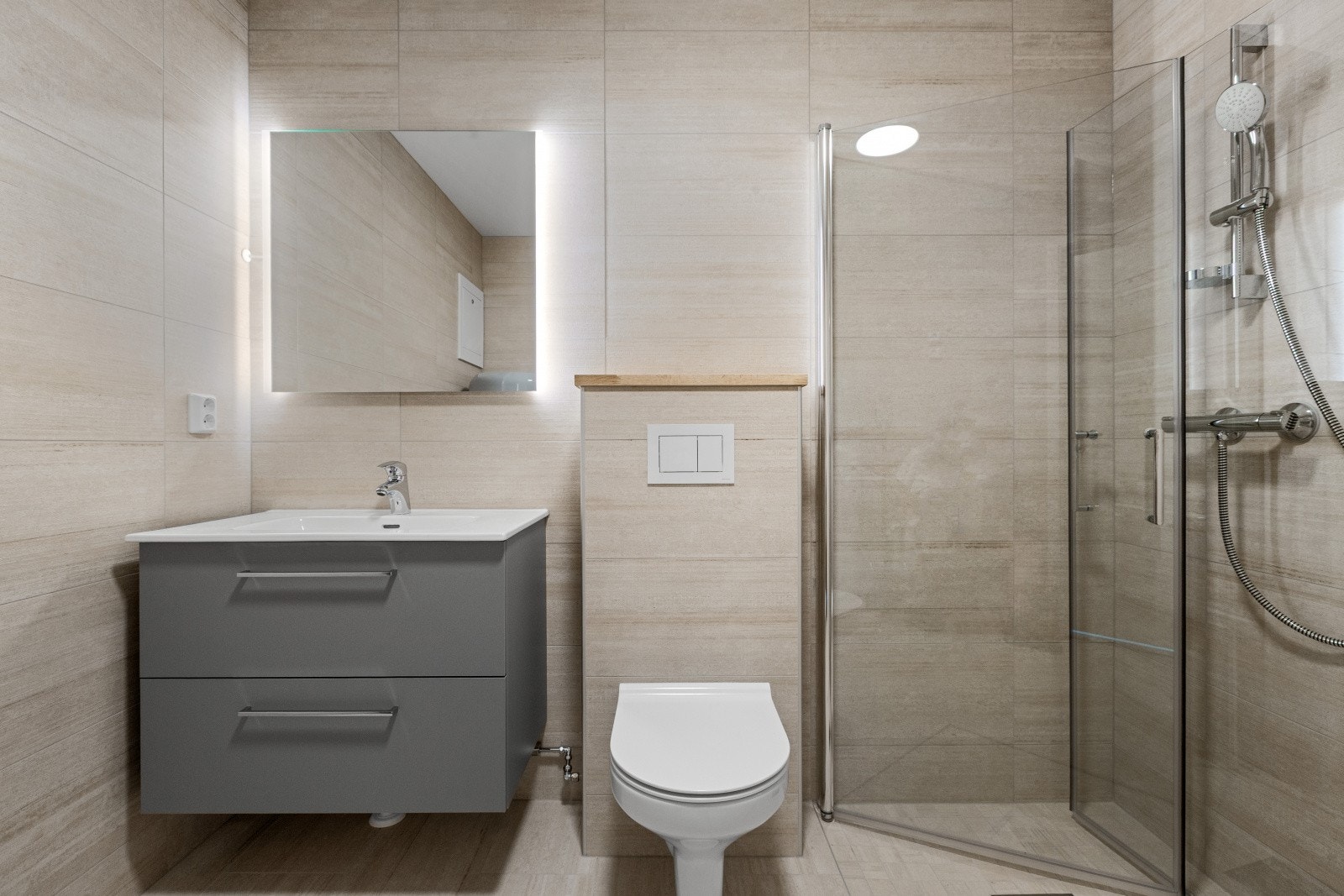 Lekkert flislagt bad/wc/vaskerom med varmekabler i gulv Galleribilde