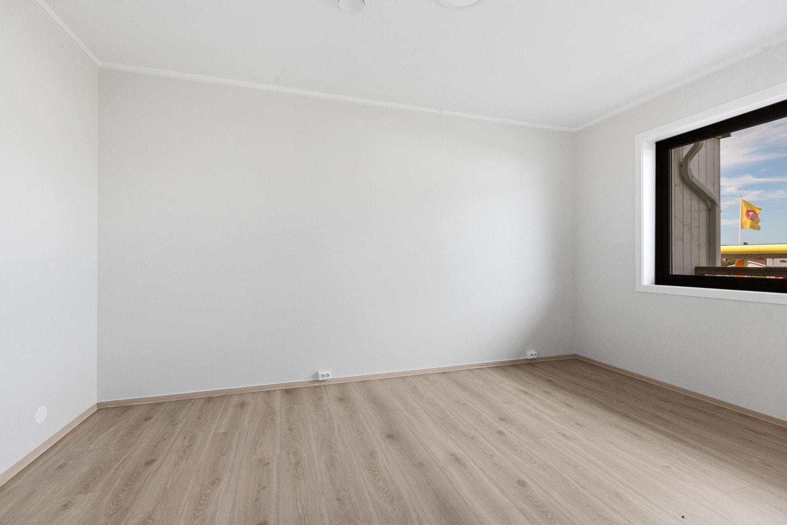 Romslig soverom med god plass til stor garderobe Galleribilde