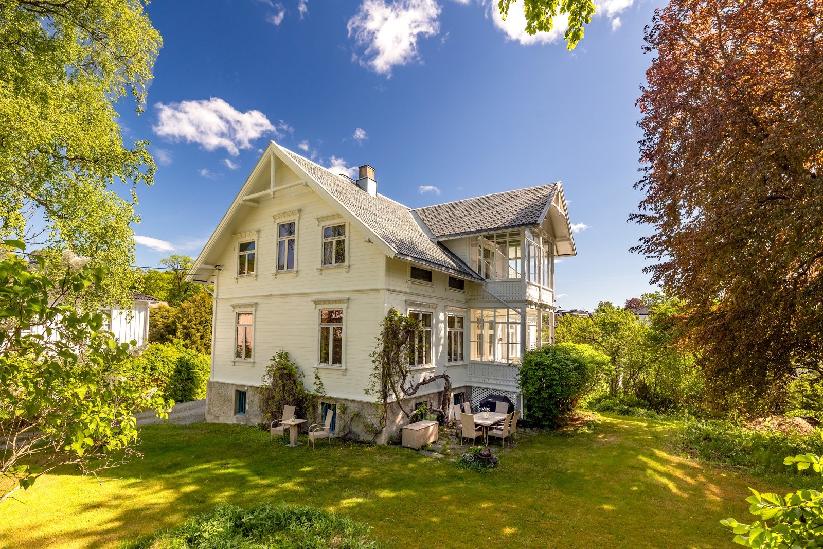 Velkommen til  Ekelyveien 7A  Lugnet  - En sjelfull eiendom med røtter tilbake til 1896 og stort potensial for både barnefamilier og deg som søker en generasjonsbolig