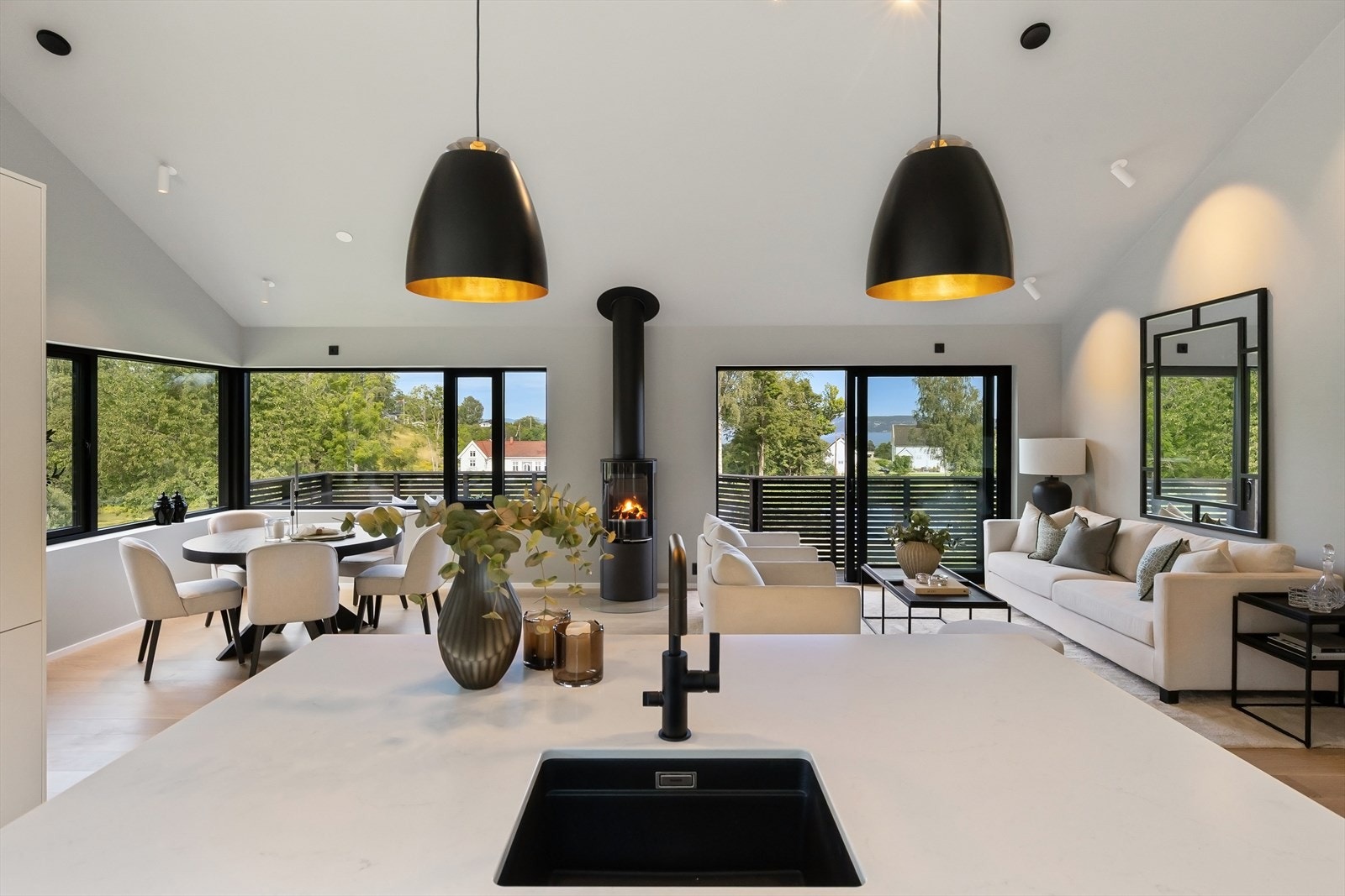 Åpen kjøkken/stue løsning. Foto: Zovenfra Galleribilde