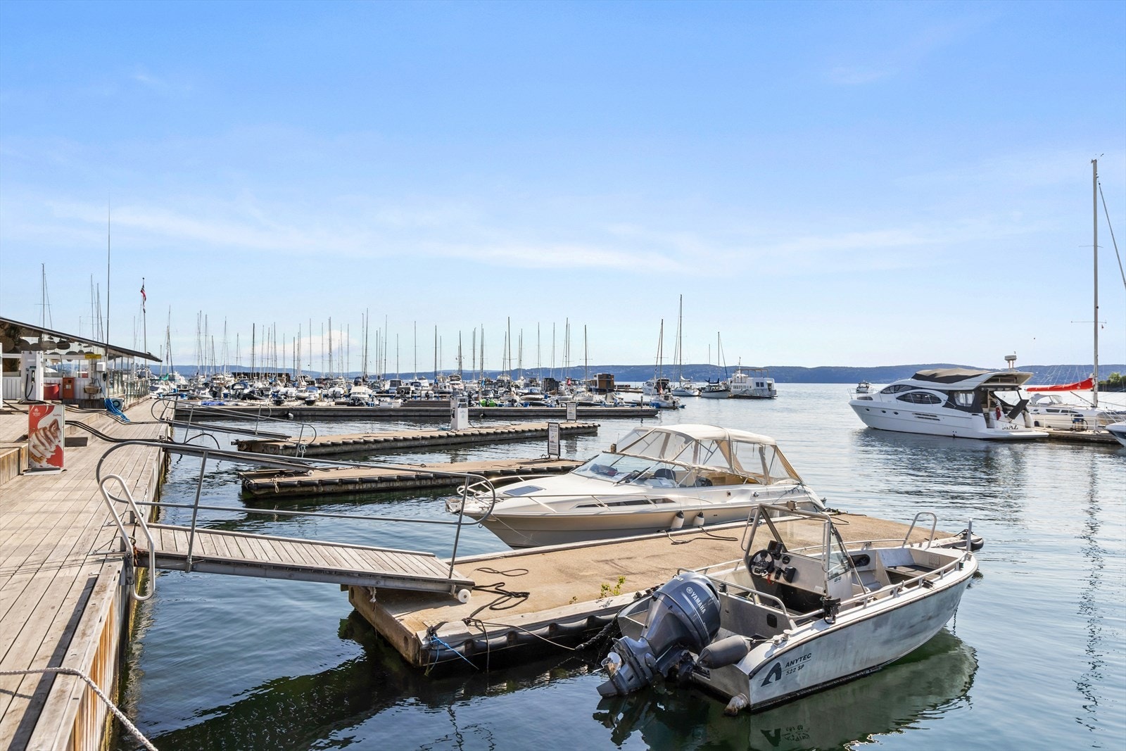 Her er det bl.a. kafe og restaurant i sjønære omgivelser. Galleribilde