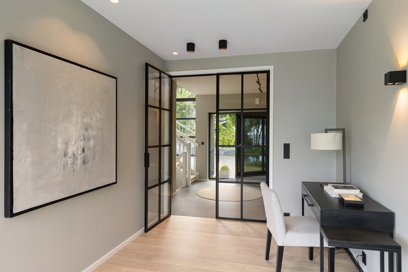 Håndlaget ståldør med glassfelt som leder inn til kontor/soverom. Galleribilde