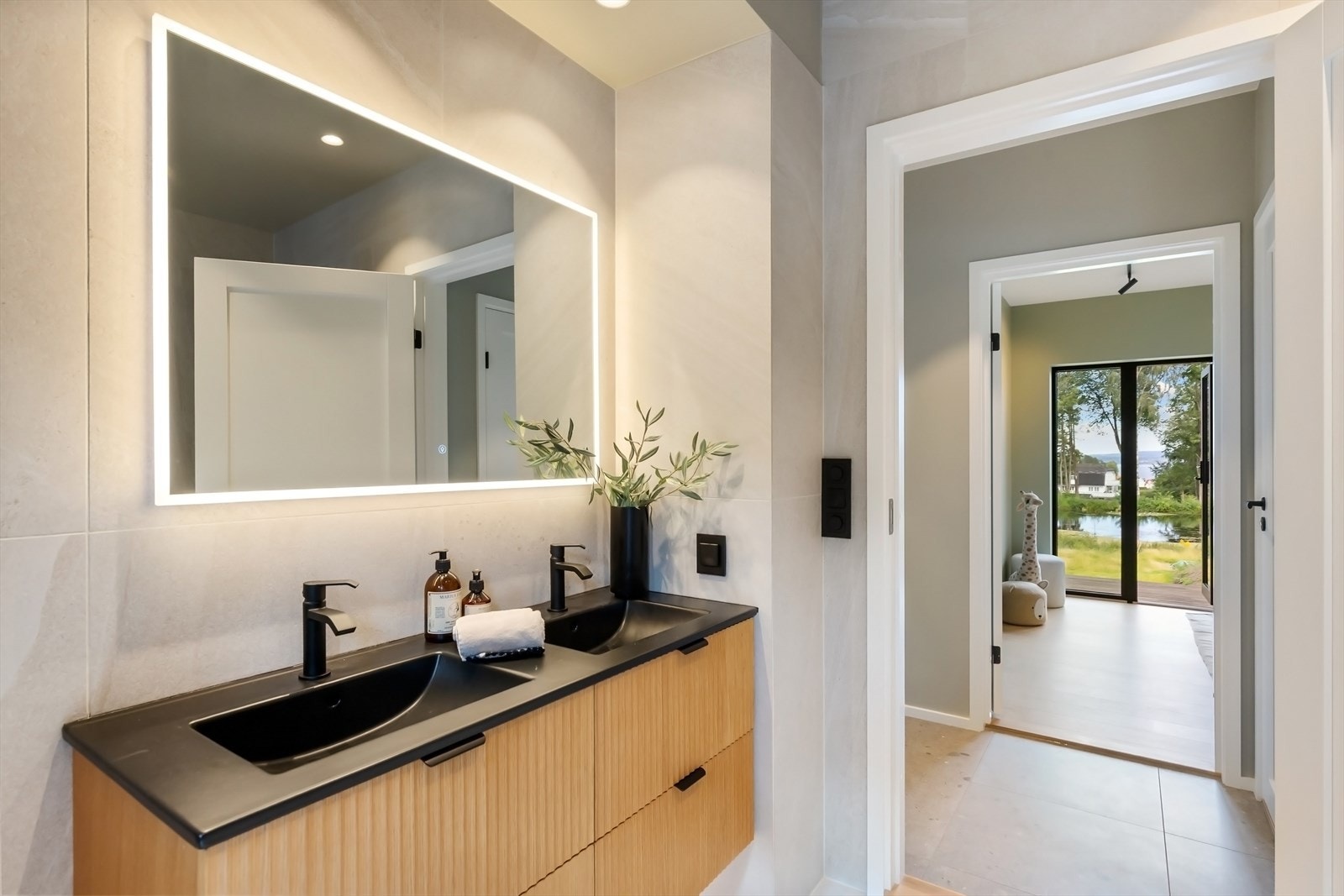 Stilrent og delikat bad i 1. etasje. Galleribilde