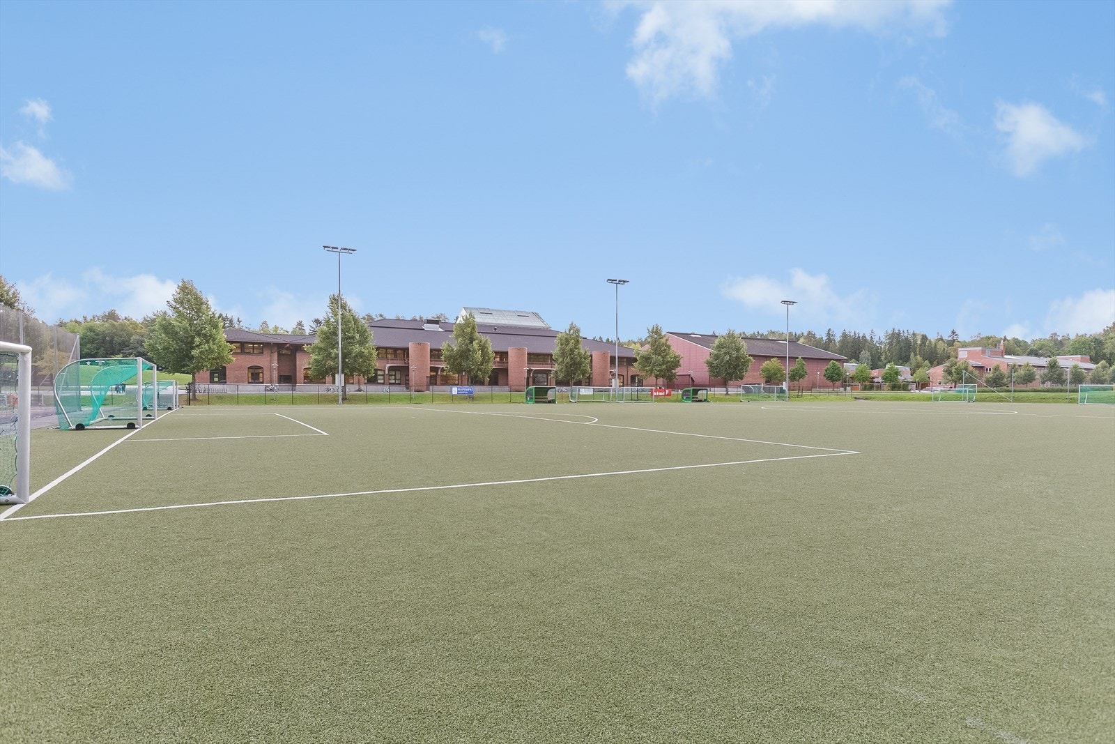 Eiendommen sokner til Arnastad barneskole og Vollen ungdomsskole. Galleribilde