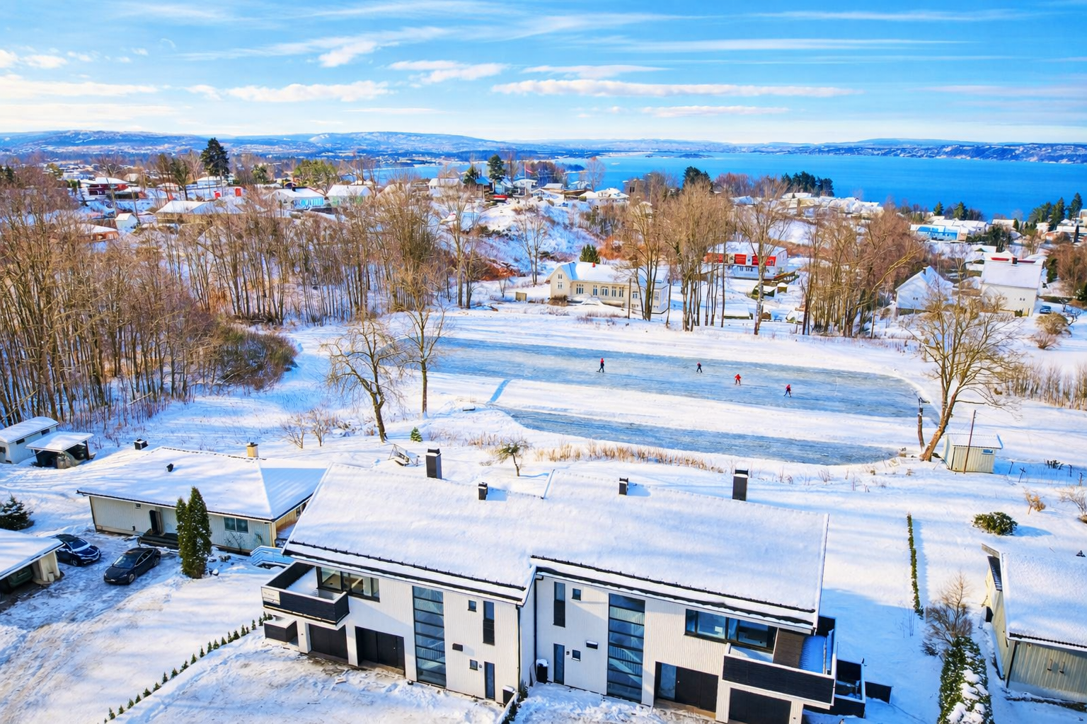 Nabolaget har normalt laget skøytebane på dammen nedenfor hagen om vinteren Galleribilde
