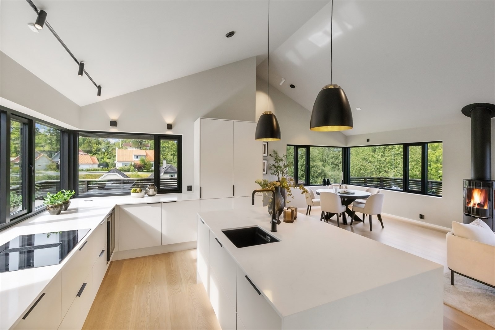 Integrerte hvitevarer fra Miele inkluderer to stekeovner, kjøleskap, fryseskap, vinskap og oppvaskmaskin. Galleribilde