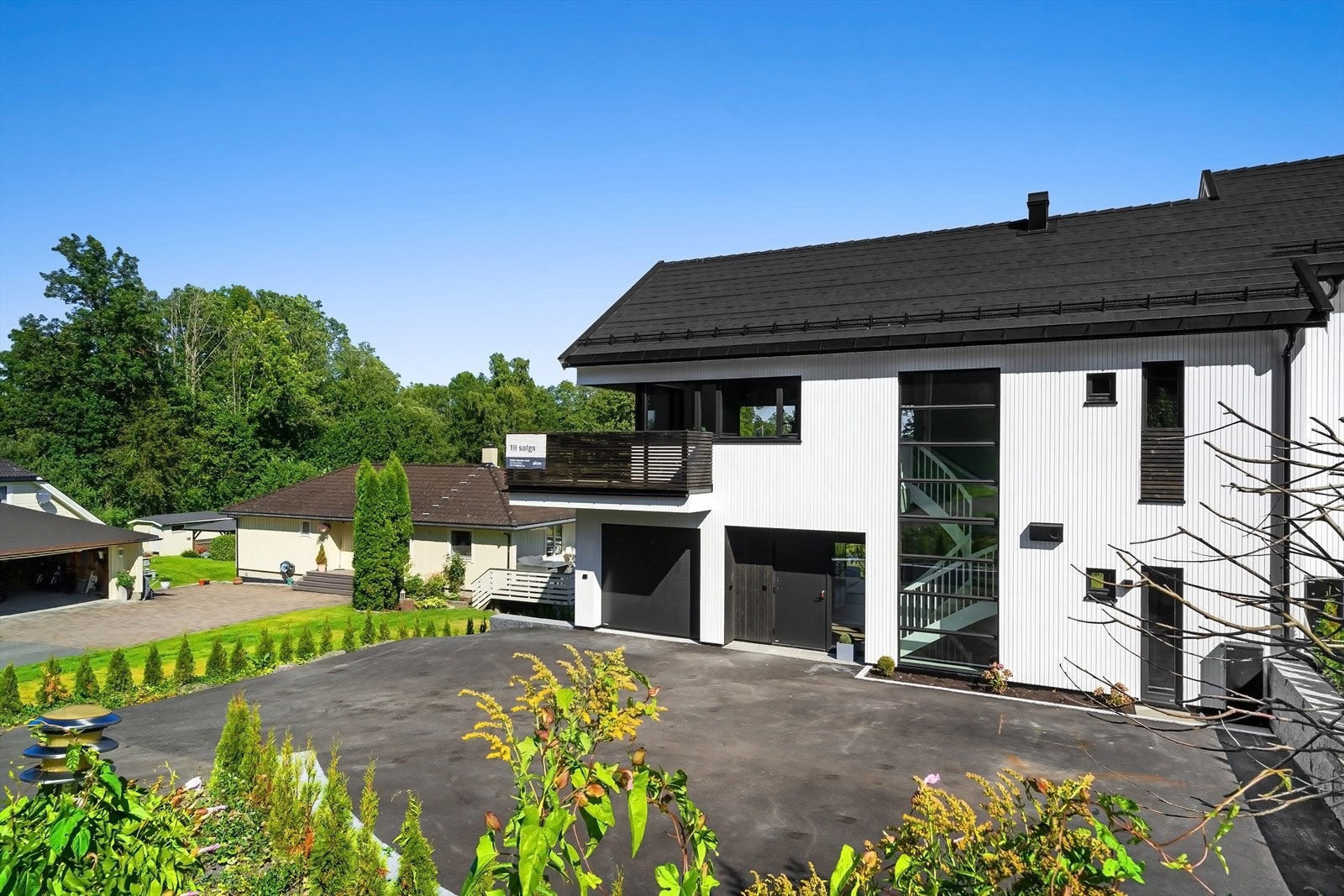Asfaltert gårdsplass og integrert garasje. Galleribilde