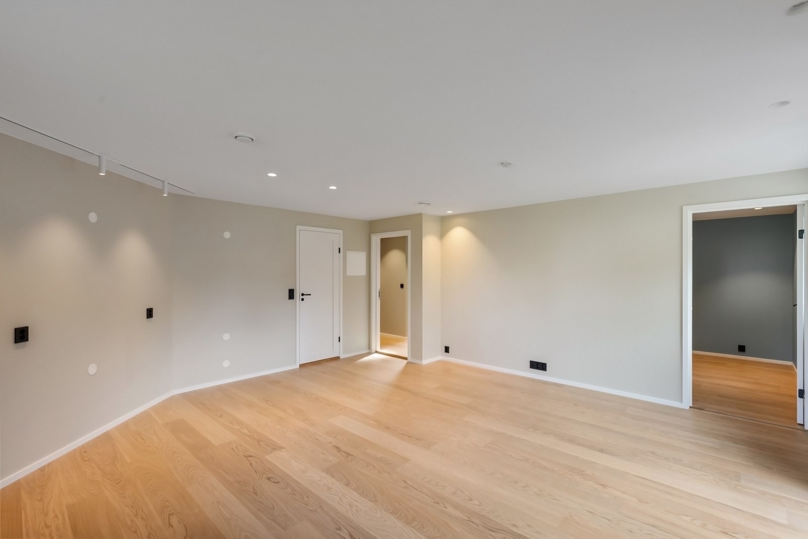 Stort disponibelt rom i underetasje. Galleribilde