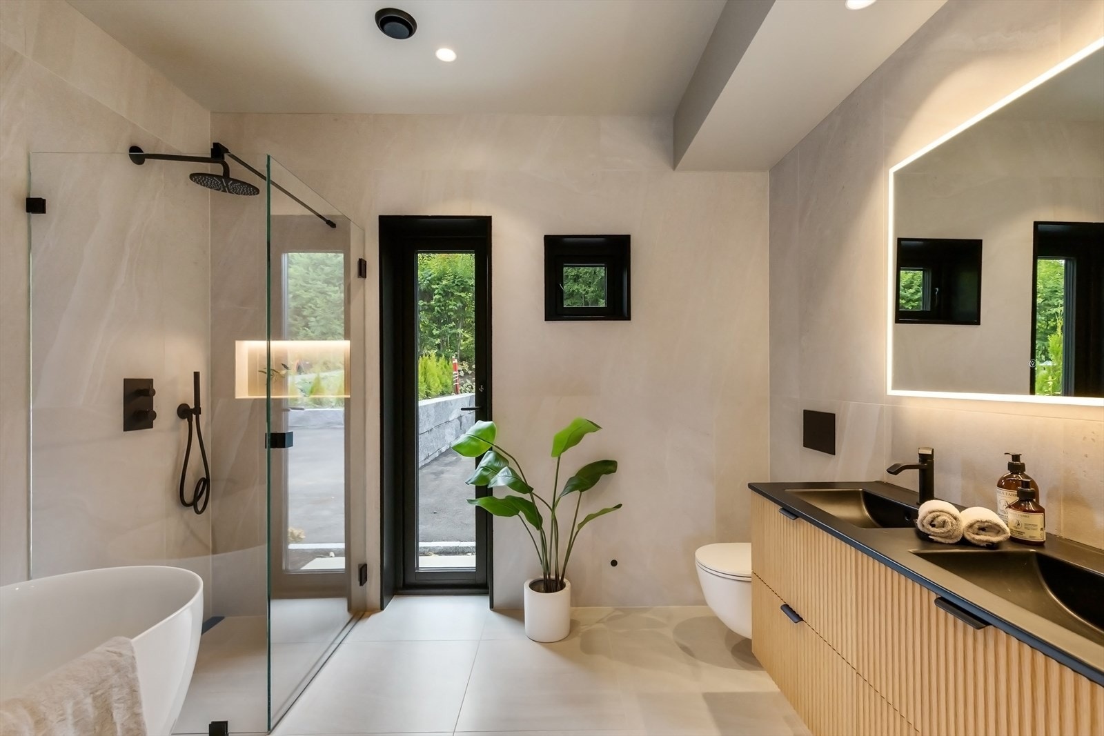 Fliser fra Italgraniti og helintegrert dusjgarnityr. Galleribilde