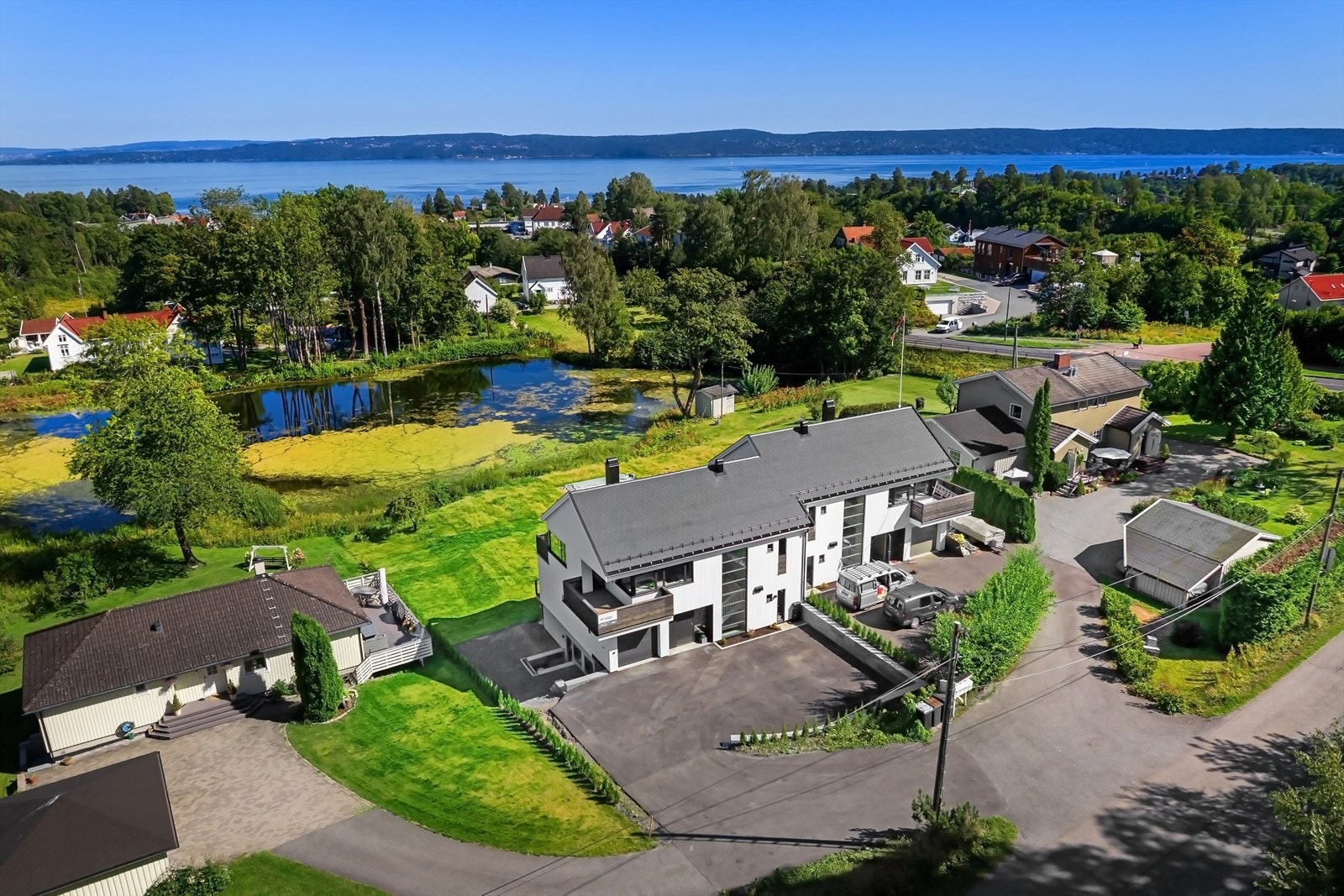 Ildsjeler i området brøyter ofte isbanen på dammen foran hagen, dette er ikke organisert eller garantert. Galleribilde