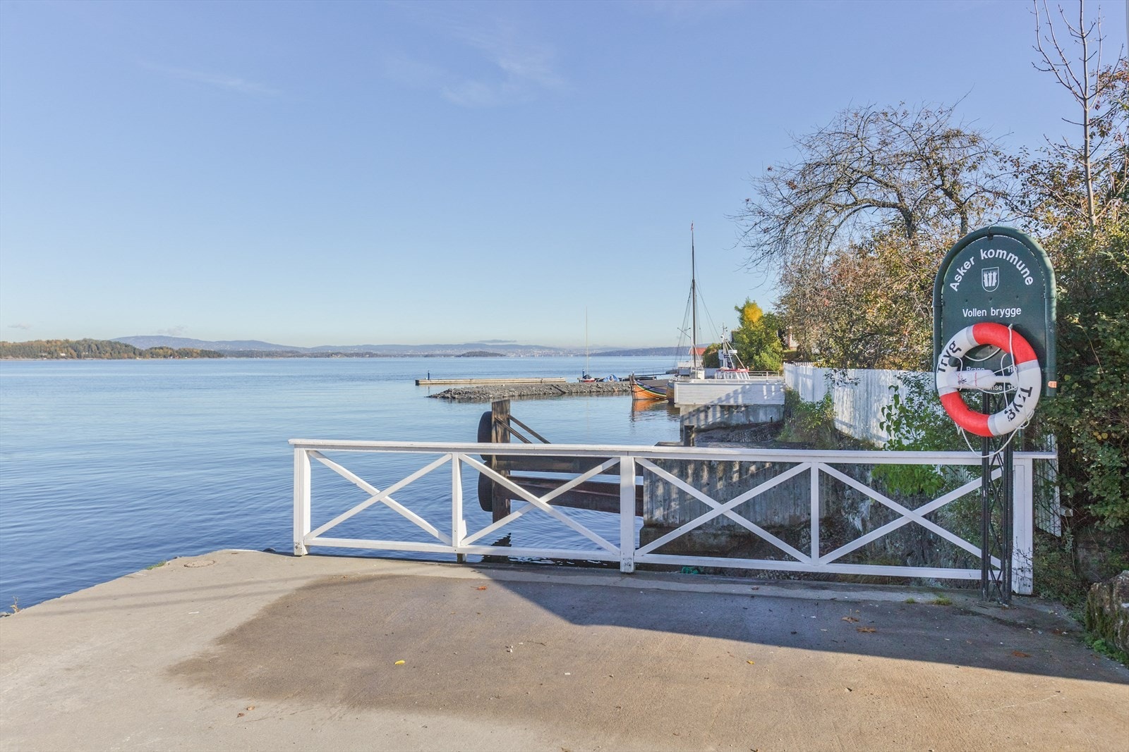 Det er pendlerparkering i Vollen hvor det mulig å benytte fergen til Aker Brygge som tar ca. 25 minutter. Galleribilde