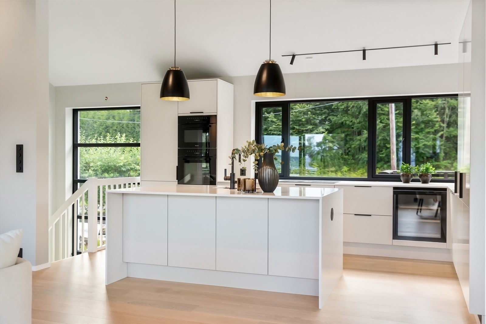 Slette fronter og benkeplate i steinmateriale. Galleribilde