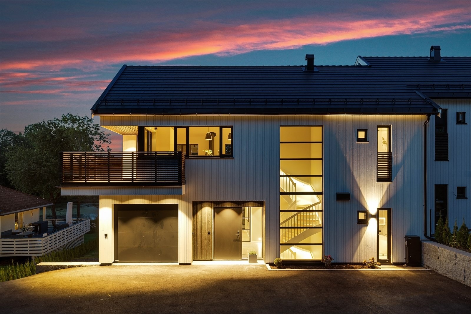 Integrert garasje med isolert port. Galleribilde