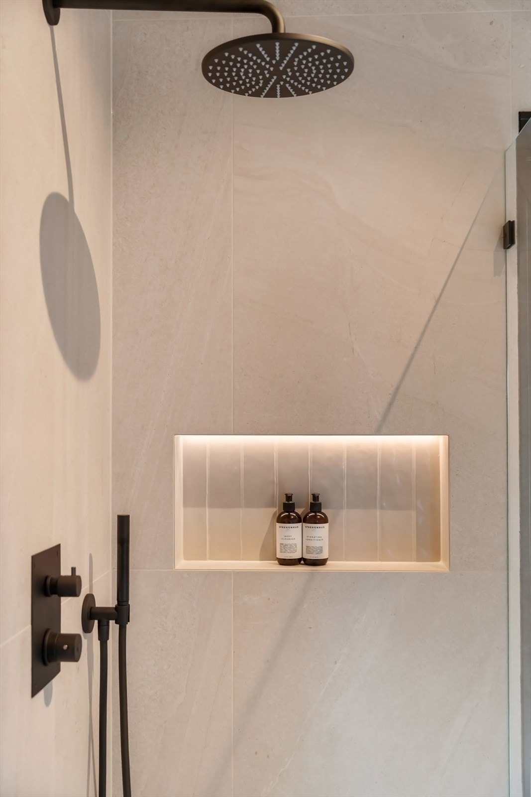 Nisje i dusjen med håndlagde fliser og led belysning. Galleribilde